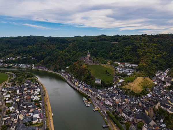 Vue aérienne du château de Cochem et de la rivière Moselle. Allemagne en été — Photo