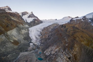 Zermatt yakınlarındaki dağların, ormanın ve yazın havadan görünüşü. Sonbaharda İsviçre