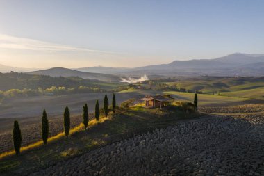 Tarlaların havadan görünüşü, San Quirico Dorcia yakınlarındaki şaraphaneler. Tuscany sonbahar gündoğumu