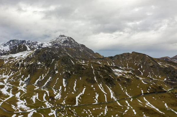 Vista aérea do vale e montanhas após a primeira neve perto da aldeia de La Mongie. Pirinéus da França — Fotografia de Stock