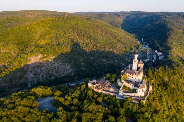 Vista aérea do castelo de Marxburg no rio Reno durante o pôr-do-sol. Verão na Alemanha — Fotografia de Stock