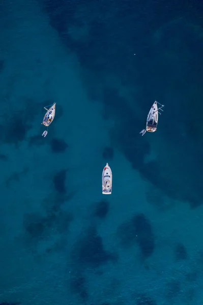 Повітряний вид берегової лінії та яхт на острові Івіса під час заходу сонця.. — стокове фото