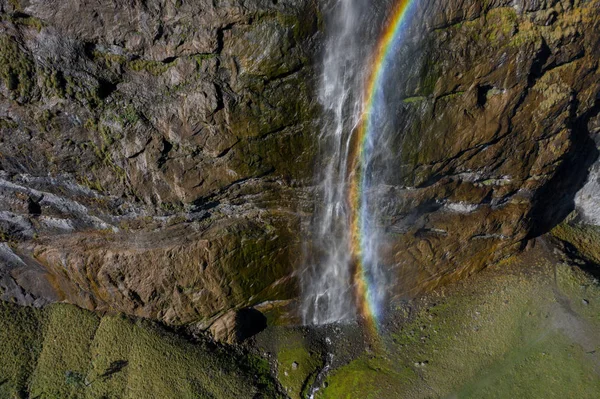 Vista aérea de uma cachoeira e arco-íris na aldeia de Lauterbrunnen. Suíça no outono — Fotografia de Stock