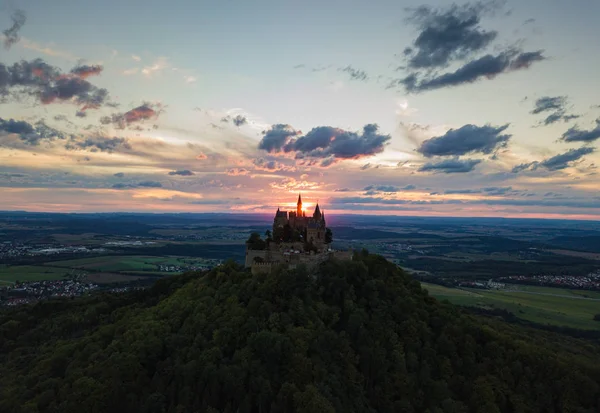 Vista aérea do castelo de Hohenzollern durante o pôr do sol. Alemanha no verão — Fotografia de Stock