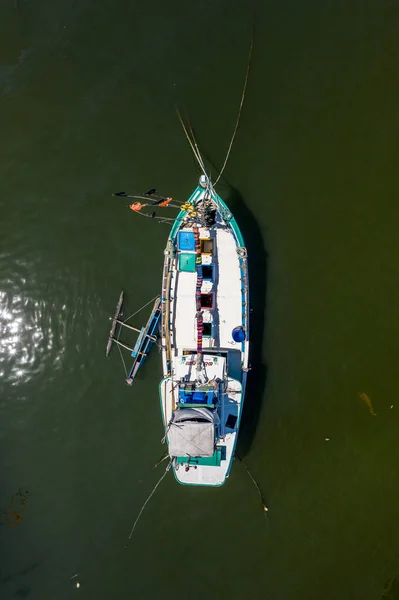Вид с воздуха на рыболовные лодки и рыбный рынок на юге Шри-Ланки — стоковое фото