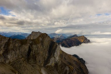 Gün doğumu ve sis sırasında Pilatus Dağı 'nın havadan görünüşü. İsviçre Sonbaharı