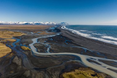 İzlanda nehirlerinin okyanusa akışının hava görüntüsü. Baharın başında İzlanda