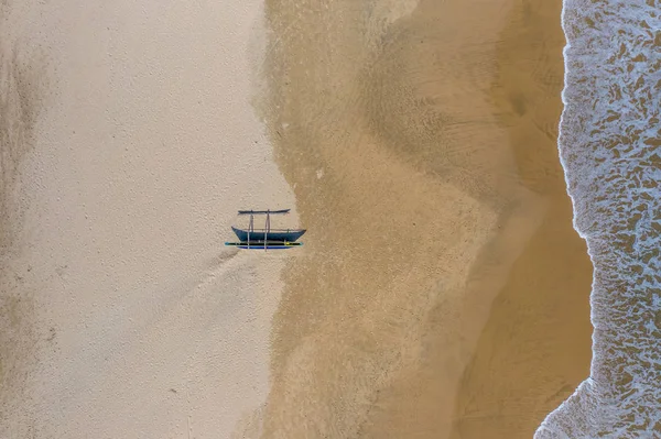 Vista aérea de catamares de pesca em uma praia no sul do Sri Lanka — Fotografia de Stock