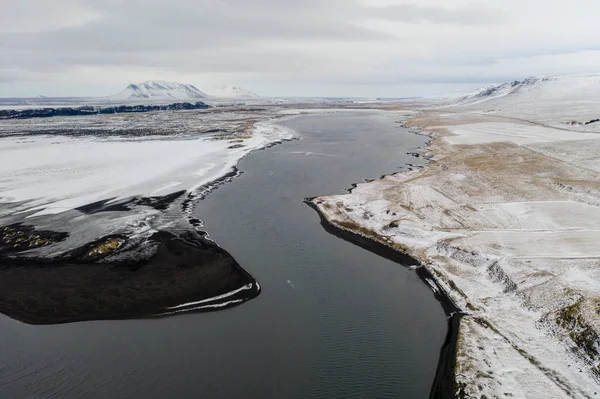 Luchtfoto van een besneeuwde kust in het noorden van IJsland — Stockfoto