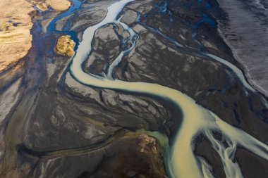 İzlanda nehirlerinin okyanusa akışının hava görüntüsü. Baharın başında İzlanda