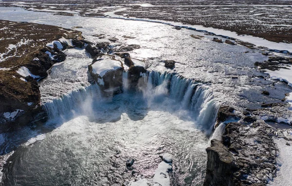 Αεροφωτογραφία του καταρράκτη Godafoss, χιονισμένη ακτή και το ποτάμι. Ισλανδία στις αρχές της άνοιξης — Φωτογραφία Αρχείου