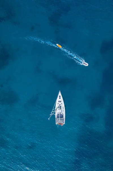 Αεροφωτογραφία της ακτογραμμής και των σκαφών αναψυχής στο νησί της Ίμπιζα κατά τη διάρκεια του ηλιοβασιλέματος. — Φωτογραφία Αρχείου