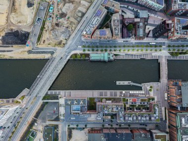 Gün batımında Hamburg 'daki Elbe Nehri ve Opera Binası' nın havadan görüntüsü. Yazın Geramania