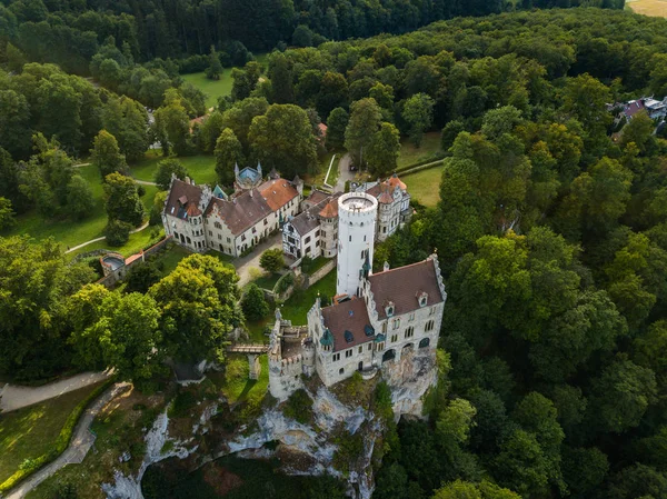 Vista aérea do castelo de Lichtenstein em tempo nublado. Alemanha no verão — Fotografia de Stock