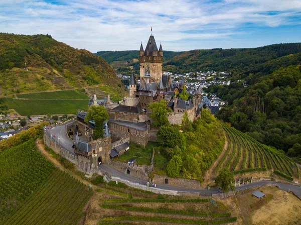 Cochem Kalesi ve Moselle Nehri 'nin havadan görünüşü. Yazın Almanya