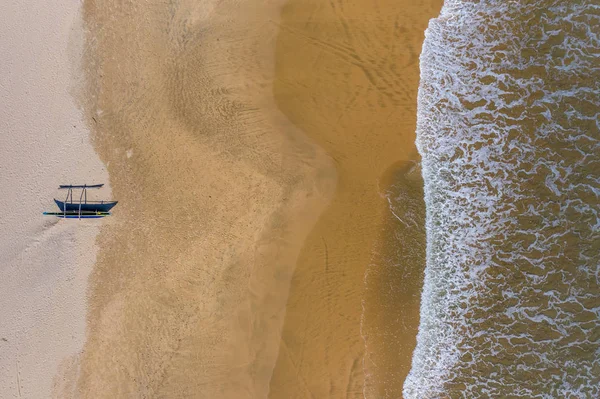 Vista aérea de catamares de pesca em uma praia no sul do Sri Lanka — Fotografia de Stock