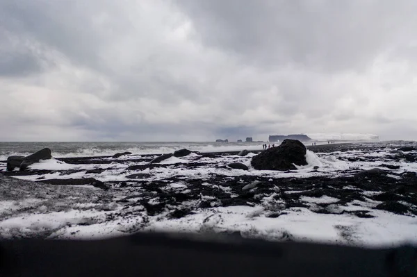 Vue aérienne de la plage de sable noir par temps nuageux. Le début du printemps en Islande — Photo