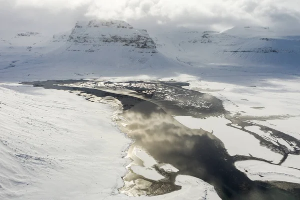 Widok z lotu ptaka góry Kirkjufell wczesną wiosną na Islandii. — Zdjęcie stockowe