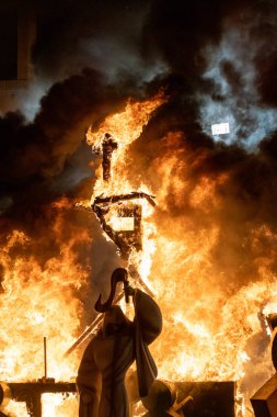 Krema Gecesi. Fallas Şöleni 'nin sonu, sokaktaki tüm kağıt modelleri yakıldığında. Unesco 'nun soyut Dünya Mirası Sitesi. Valencia, İspanya, 19 Mart 2019.