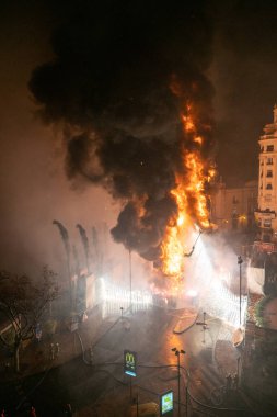 Krema Gecesi. Fallas Şöleni 'nin sonu, sokaktaki tüm kağıt modelleri yakıldığında. Unesco 'nun soyut Dünya Mirası Sitesi. Plaza del Ayuntamiento, Valencia, İspanya, 19 Mart 2019.