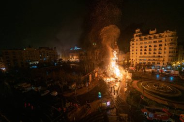 Krema Gecesi. Fallas Şöleni 'nin sonu, sokaktaki tüm kağıt modelleri yakıldığında. Unesco 'nun soyut Dünya Mirası Sitesi. Plaza del Ayuntamiento, Valencia, İspanya, 19 Mart 2019.
