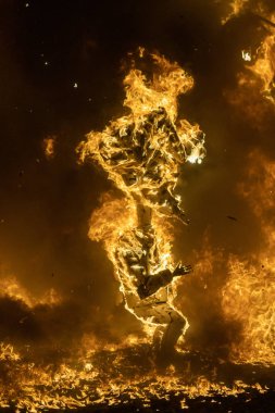Krema Gecesi. Fallas Şöleni 'nin sonu, sokaktaki tüm kağıt modelleri yakıldığında. Unesco 'nun soyut Dünya Mirası Sitesi. Valencia, İspanya, 19 Mart 2019