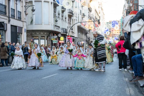 Comisión Fallera desfilando por la calle de la Paz, vista desde el frente, durante la ofrenda de Fallas. Valencia, España - 18 de marzo de 2019 — Foto de Stock