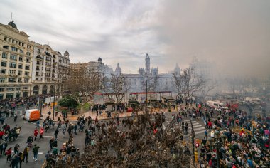 Valencia İspanya 'da 6 Mart 2019' da düzenlenen Las Fallas Festivali sırasında Mascleta 'da patlayan havai fişeklerle belediye binası meydanı İnsanlığın Soyut Kültürel Mirasları Listesinde yer aldı..