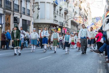 Fallera Komisyonu, Fallas 'ın adak töreni sırasında Calle de la Paz' dan görüldü. Valencia, İspanya - 18 Mart 2019