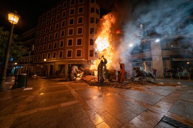 Krema Gecesi. Fallas Şöleni 'nin sonu, sokaktaki tüm kağıt modelleri yakıldığında. Unesco 'nun soyut Dünya Mirası Sitesi. Valencia, İspanya, 19 Mart 2019.