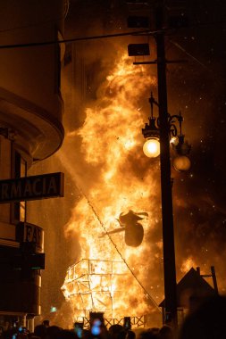Krema Gecesi. Fallas Şöleni 'nin sonu, sokaktaki tüm kağıt modelleri yakıldığında. Unesco 'nun soyut Dünya Mirası Sitesi. Valencia, İspanya, 19 Mart 2019.