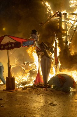 Krema Gecesi. Fallas Şöleni 'nin sonu, sokaktaki tüm kağıt modelleri yakıldığında. Unesco 'nun soyut Dünya Mirası Sitesi. Valencia, İspanya, 19 Mart 2019