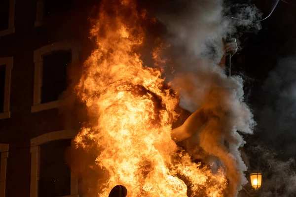 Noche de crema. Fin de la fiesta de Fallas, cuando todos los modelos de papel en la calle se queman. Patrimonio de la Humanidad Inmaterial por la Unesco. Valencia, España, 19 de marzo de 2019 . —  Fotos de Stock