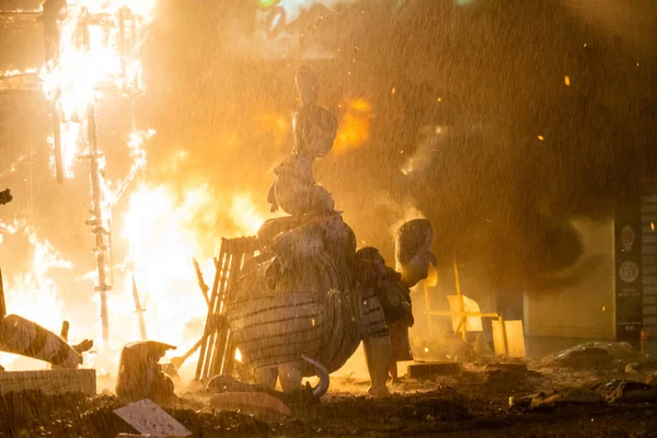 Noche de crema. Fin de la fiesta de Fallas, cuando todos los modelos de papel en la calle se queman. Patrimonio de la Humanidad Inmaterial por la Unesco. Valencia, España, 19 de marzo de 2019 . —  Fotos de Stock