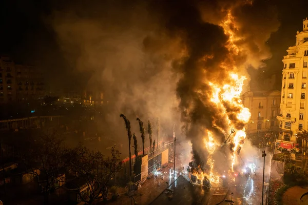 Krema Gecesi. Fallas Şöleni 'nin sonu, sokaktaki tüm kağıt modelleri yakıldığında. Unesco 'nun soyut Dünya Mirası Sitesi. Plaza del Ayuntamiento, Valencia, İspanya, 19 Mart 2019.