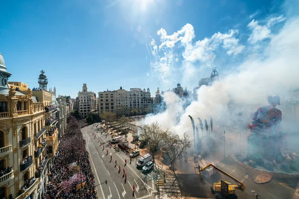 Náměstí radnice s ohňostrojem explodujícím v Mascleta během festivalu Las Fallas ve Valencii Španělsko 19. března 2019 Festival Fallas ve svém seznamu nehmotného kulturního dědictví lidstva. — Stock fotografie