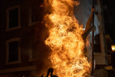 Krema Gecesi. Fallas Şöleni 'nin sonu, sokaktaki tüm kağıt modelleri yakıldığında. Unesco 'nun soyut Dünya Mirası Sitesi. Valencia, İspanya, 19 Mart 2019.