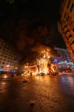 Krema Gecesi. Fallas Şöleni 'nin sonu, sokaktaki tüm kağıt modelleri yakıldığında. Unesco 'nun soyut Dünya Mirası Sitesi. Valencia, İspanya, 19 Mart 2019.