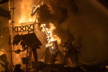 Krema Gecesi. Fallas Şöleni 'nin sonu, sokaktaki tüm kağıt modelleri yakıldığında. Unesco 'nun soyut Dünya Mirası Sitesi. Valencia, İspanya, 19 Mart 2019.