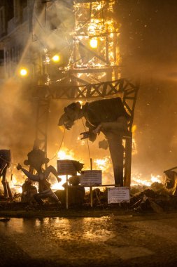 Krema Gecesi. Fallas Şöleni 'nin sonu, sokaktaki tüm kağıt modelleri yakıldığında. Unesco 'nun soyut Dünya Mirası Sitesi. Valencia, İspanya, 19 Mart 2019.