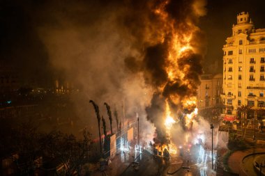 Krema Gecesi. Fallas Şöleni 'nin sonu, sokaktaki tüm kağıt modelleri yakıldığında. Unesco 'nun soyut Dünya Mirası Sitesi. Plaza del Ayuntamiento, Valencia, İspanya, 19 Mart 2019.
