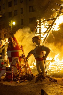 Krema Gecesi. Fallas Şöleni 'nin sonu, sokaktaki tüm kağıt modelleri yakıldığında. Unesco 'nun soyut Dünya Mirası Sitesi. Valencia, İspanya, 19 Mart 2019