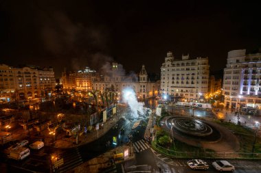 Krema Gecesi. Fallas Şöleni 'nin sonu, sokaktaki tüm kağıt modelleri yakıldığında. Unesco 'nun soyut Dünya Mirası Sitesi. Plaza del Ayuntamiento, Valencia, İspanya, 19 Mart 2019.