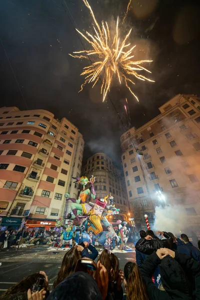 Sahnenacht. Ende des Fallas-Festes, wenn alle Papiermachemodelle auf der Straße verbrannt werden. immaterielles Weltkulturerbe der Unesco. valencia, spanien, 19. märz 2019. — Stockfoto