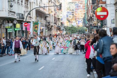 Fallera Komisyonu, Fallas 'ın adak töreni sırasında Calle de la Paz' dan görüldü. Valencia, İspanya - 18 Mart 2019
