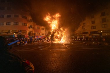 Krema Gecesi. Fallas Şöleni 'nin sonu, sokaktaki tüm kağıt modelleri yakıldığında. Unesco 'nun soyut Dünya Mirası Sitesi. Valencia, İspanya, 19 Mart 2019.