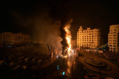 Krema Gecesi. Fallas Şöleni 'nin sonu, sokaktaki tüm kağıt modelleri yakıldığında. Unesco 'nun soyut Dünya Mirası Sitesi. Plaza del Ayuntamiento, Valencia, İspanya, 19 Mart 2019.