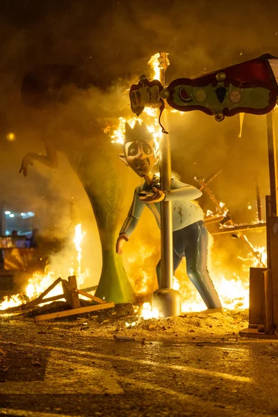 Ніч творіння. Кінець бенкету Фелласа, коли всі паперові макети на вулиці згоріли. Список об'єктів Світової спадщини ЮНЕСКО від Unesco. Валенсія (Іспанія) 19 березня 2019 — стокове фото