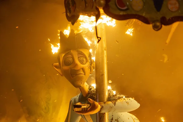 Krema Gecesi. Fallas Şöleni 'nin sonu, sokaktaki tüm kağıt modelleri yakıldığında. Unesco 'nun soyut Dünya Mirası Sitesi. Valencia, İspanya, 19 Mart 2019