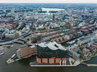 Gün batımında Hamburg 'daki Elbe Nehri ve Opera Binası' nın havadan görüntüsü. Yazın Geramania